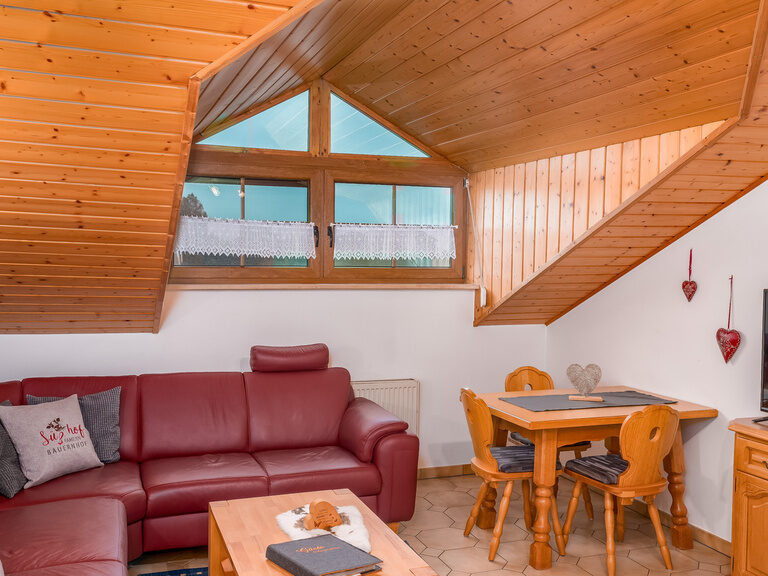 Ein rustikales, einladendes Zimmer im Suesshof Bauernhof.