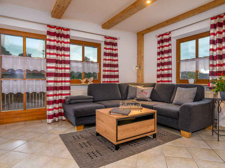 Eine einladende Couch in einem Wohnzimmer im Bauernhof Suesshof in Zwiesel.